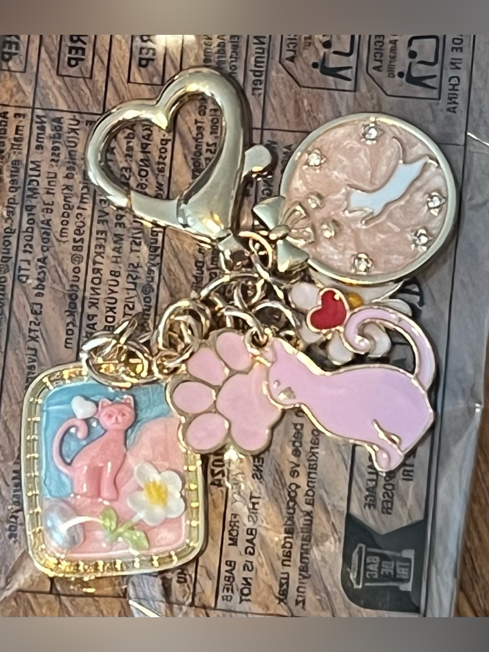 Cat & Daisy Enamel Charm Keychain Bag charm Pink w/ Gold Tone Hardware NIP - Picture 4 of 4